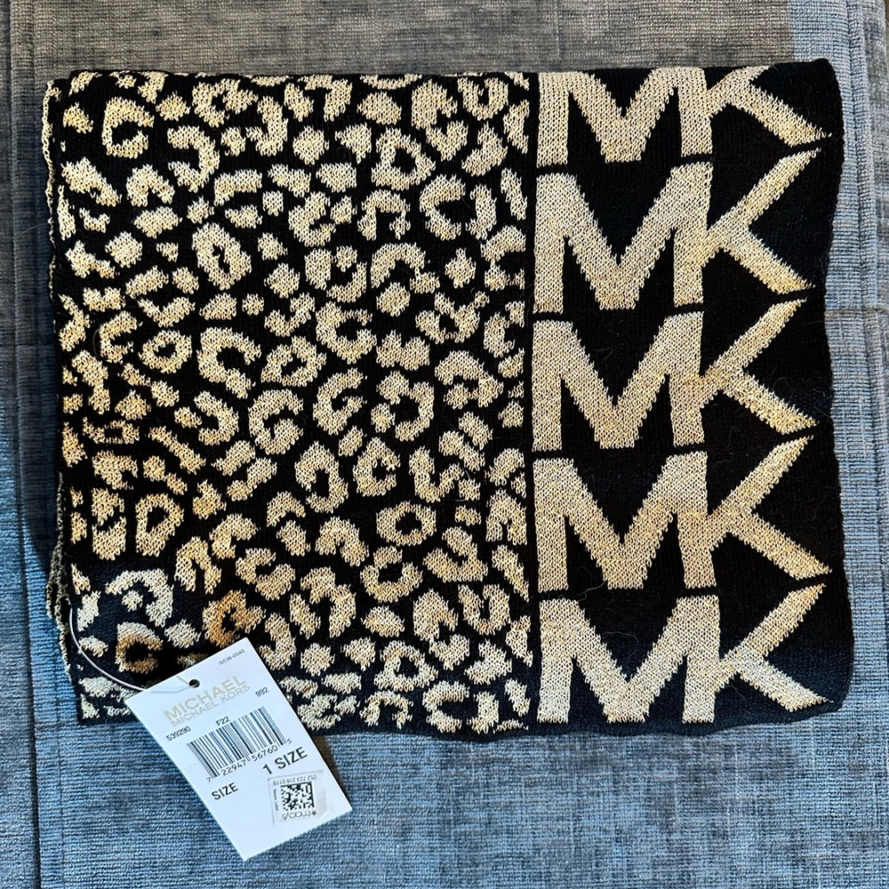 *NWT* Michael Kors Metallic Scarf in Black and Gold